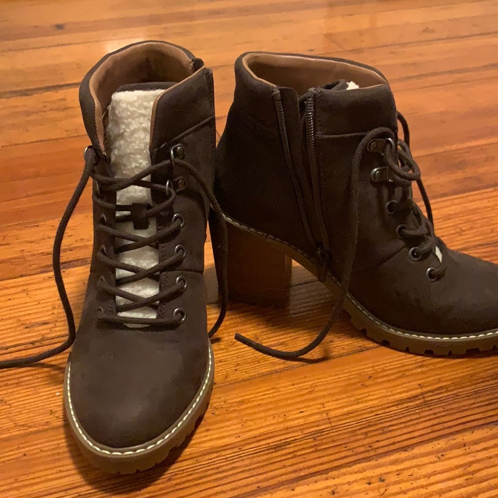 Universal thread brown booties
